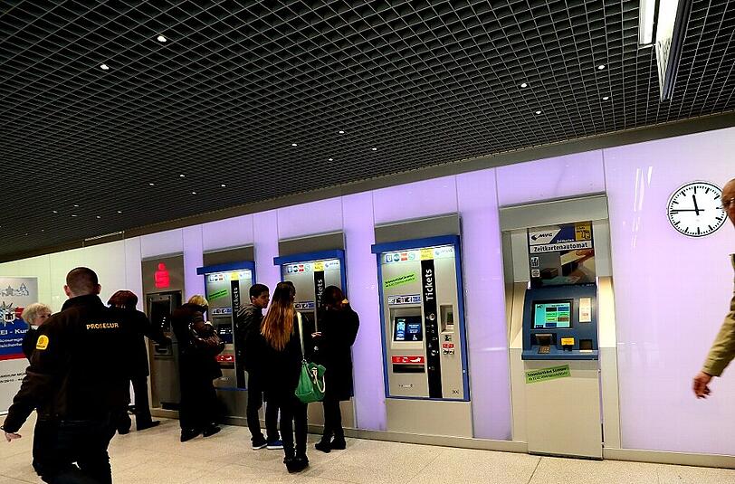 Abgefahren: Wenn einer der zwölf Ticket-Automaten benutzt wird, ändert sich die Farbe der Licht-Wand dahinter.