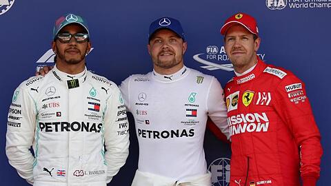 Valtteri Bottas (M) startet in Barcelona von Startplatz eins, vor Teamkollege Lewis Hamilton (l) und Sebastian Vettel.