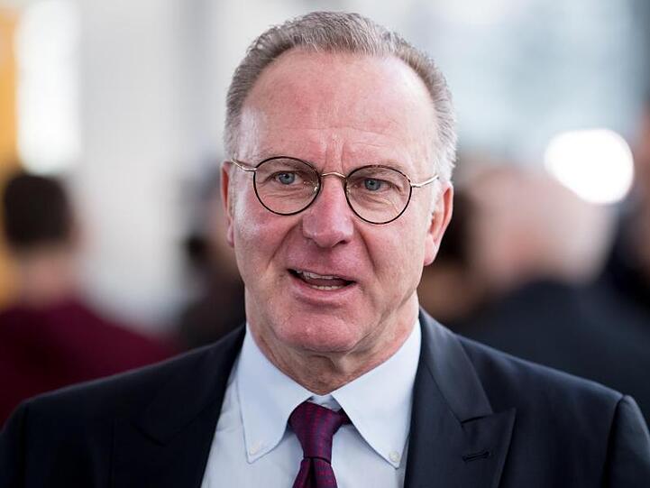 Karl-Heinz Rummenigge, Vorstandsvorsitzender der FC Bayern München AG, steht am Flughafen. Foto: Sven Hoppe/Archivbild