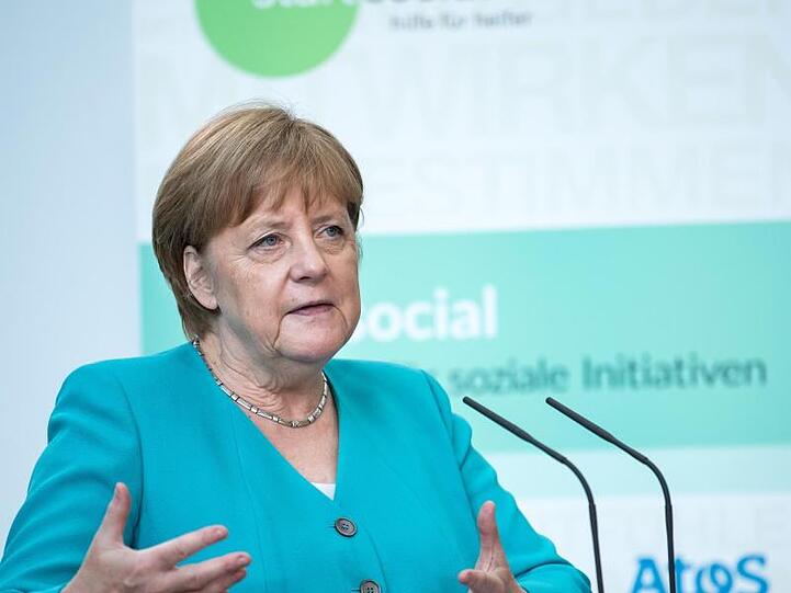 Bundeskanzlerin Angela Merkel (CDU) empfängt die besten 25 Initiativen des Wettbewerbs "startsocial". Foto: Bernd von Jutrczenka