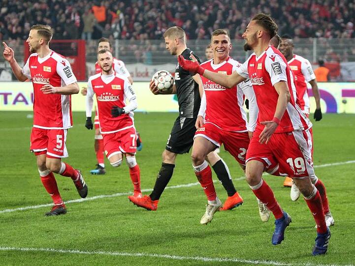 Florian Hübner (r) vom 1. FC Union Berlin jubelt mit seinen Teamkollegen über seinen Kopfballtreffer zum 2:0 gegen Köln.