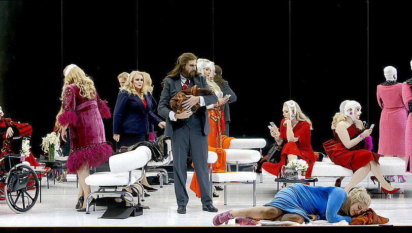 Der Walkürenfels als Wartezimmer einer Schönheitsklinik - in der Mitte Grane (Igor Schwab) mit dem Siegfried-Baby. Vorn liegend Lise Davidsen als Sieglinde, links neben Grane Iréne Theorin (Brünnhilde).