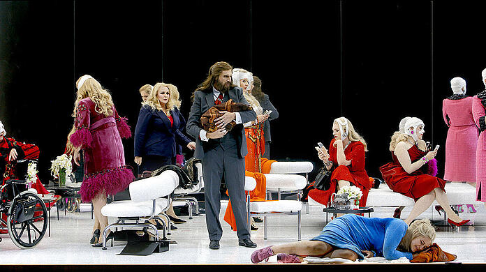 Der Walkürenfels als Wartezimmer einer Schönheitsklinik - in der Mitte Grane (Igor Schwab) mit dem Siegfried-Baby. Vorn liegend Lise Davidsen als Sieglinde, links neben Grane Iréne Theorin (Brünnhilde).