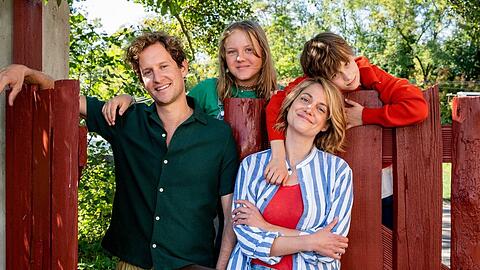 "Familie Anders" (v.l.): Paartherapeut Fabian Anders (Moritz Treuenfels), Tochter Mathilda (Heidi Tebroke), Mama Paula (Bettina Burchard) und Sohn Louis (Marian Dilger).