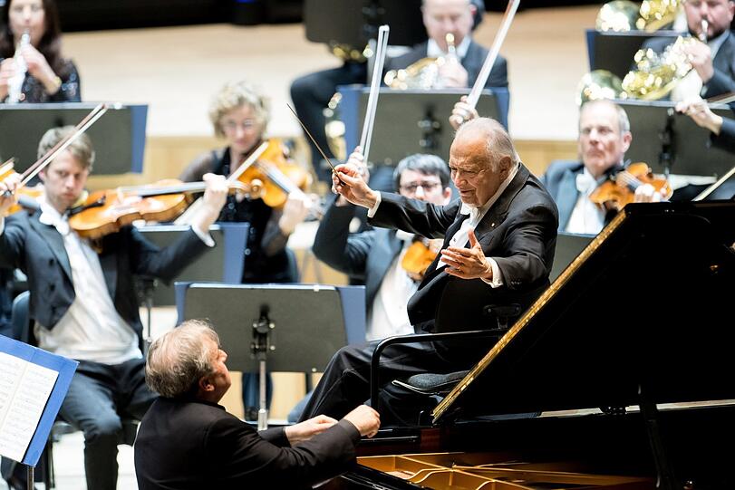 Zubin Mehta, der Pianist Yefim Bronfman und die Münchner Philharmoniker nach dem Klavierkonzert Nr. 1 von Johannes Brahms in der Isarphilharmonie.