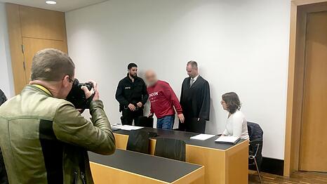 Weil er einen Priester mit Nacktfotos des Geistlichen erpresst hatte, ist der Angeklagte (Mitte) zu einer Haftstrafe auf Bewährung verurteilt worden.