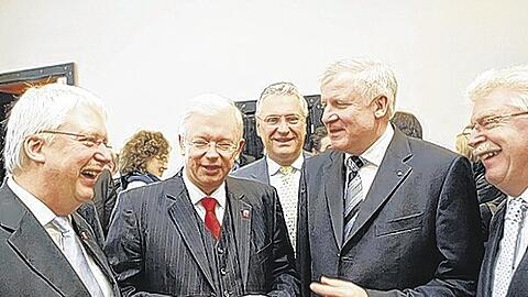 Diese beiden stoppen die Arbeitsministerin: Koch und Seehofer (Mitte) bei einer gemeinsamen Kabinettssitzung, flankiert von ihren phänotypisch sehr ähnlichen FDP-Stellvertretern Hahn (l.) und Zeil.
