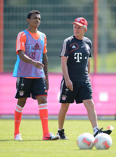 Luiz Gustavo bespricht sich mit Jupp Heynckes.