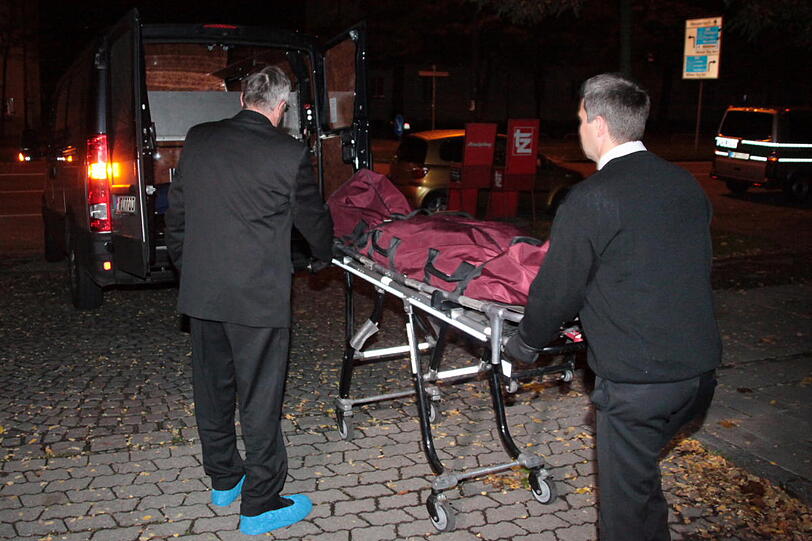 Ein 44-Jähriger versucht, seine Ex-Freundin zurück zu gewinnen &ndash; und scheitert. Bei einem heftigen Streit tötet er die 31-Jährige. Danach rast er in Selbstmordabsicht gegen die Leitplanke.
