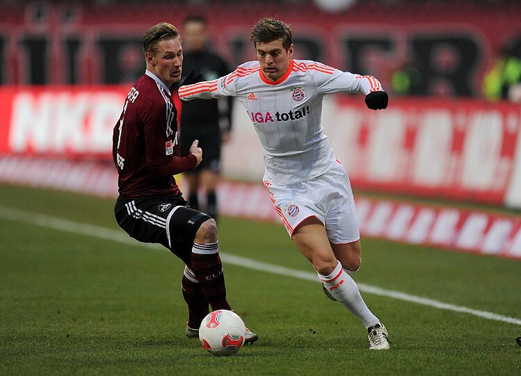 TONI KROOS: Note 3. Ganz souverän. Machte kaum Fehler. Keine Ballverluste, schöne Pässe &ndash; vorbildlich bei der Vorbereitung des 1:0 durch Mandzukic. Später eher Mitläufer. Sah Gelb in der ersten Halbzeit.
