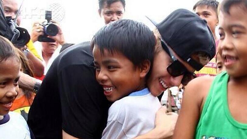 Justin Bieber sorgt für eine Weihnachts-Überraschung - er besucht die Taifun-Opfer auf den Philippinen. Justin Bieber sorgt für eine Weihnachts-Überraschung - er besucht die Taifun-Opfer auf den Philippinen.