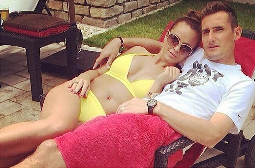 Miroslav Klose nimmt "Beine hochlegen" wörtlich. Der beste WM-Torschütze aller Zeiten macht es sich mit seiner Frau auf einer Liege bequem.