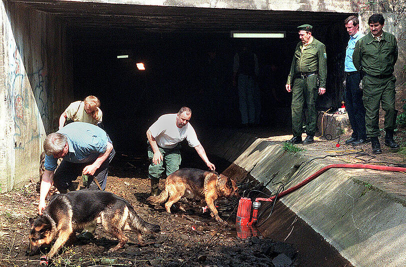 Archivfoto: Polizisten suchen am 31.03.1998 in Frankfurt nach Spuren des ermordeten 13jährigen Tristan. Jetzt hat man seinen Mörder offenbar identifiziert.