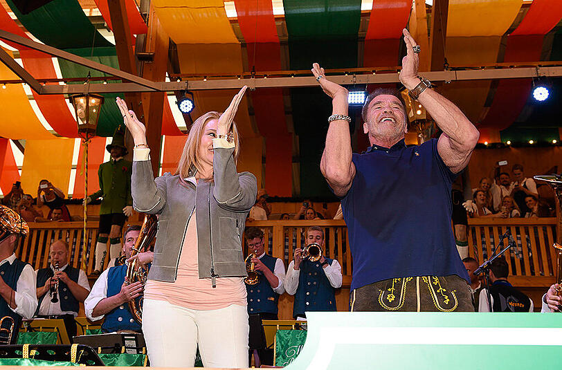 Arnold Schwarzenegger rockte mit seiner Freundin Heather Milligan das Schützen-Festzelt. Klicken Sie sich durch die Bilder.
