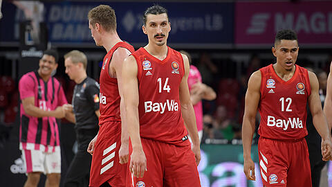 Verlassen fassungslos und geschlagen den Court (v.l.): Die Bayern um Radosevic, Djedovic und Lo.