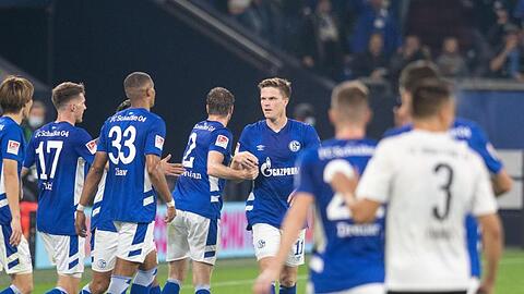 Die Schalker Mannschaft feiert Marius Bülter (3.v.r), den Torschützen zum 1:0.