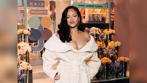 Rihanna bringt eine Weihnachtskollektion Onesies auf den Markt.