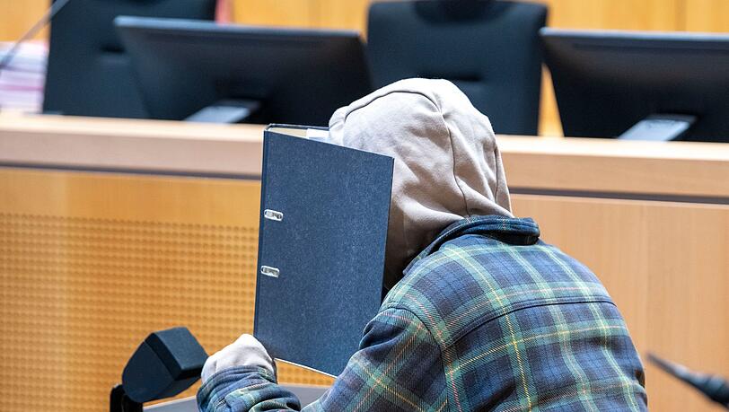 Der Angeklagte soll eine dreifache Mutter erschossen haben. Die Tochter des Opfers musste nun aussagen.