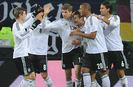 Thomas Müller, Toni Kroos, Mesut Özil, Miroslav Klose, Jerome Boateng and Sami Khedira feiern das 1:0 der deutschen Elf gegen die Niederlande.
