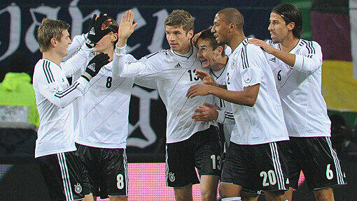 Thomas Müller, Toni Kroos, Mesut Özil, Miroslav Klose, Jerome Boateng and Sami Khedira feiern das 1:0 der deutschen Elf gegen die Niederlande. Thomas Müller, Toni Kroos, Mesut Özil, Miroslav Klose, Jerome Boateng and Sami Khedira feiern das 1:0 der deutschen Elf gegen die Niederlande.