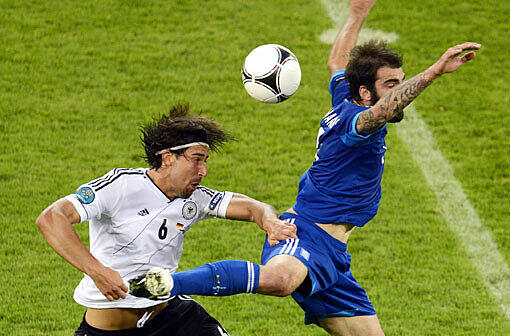Blau steht ihm gut: Grigoris Makos (r.) im EM-Viertelfinale gegen Deutschlands Sami Khedira (r.).