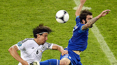 Blau steht ihm gut: Grigoris Makos (r.) im EM-Viertelfinale gegen Deutschlands Sami Khedira (r.).