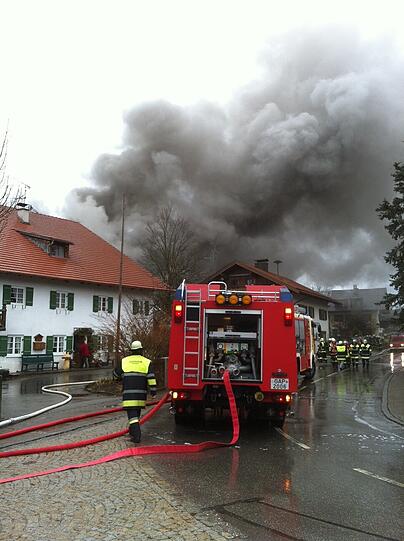 Eine Vielzahl an Einsatzkräften von Feuerwehr und Polizei versuchen am Freitagnachmittag, einen Brand in Riegsee zu löschen: Das Nebengebäude eines landwirtschaftlichen Anwesens hat Feuer gefangen.