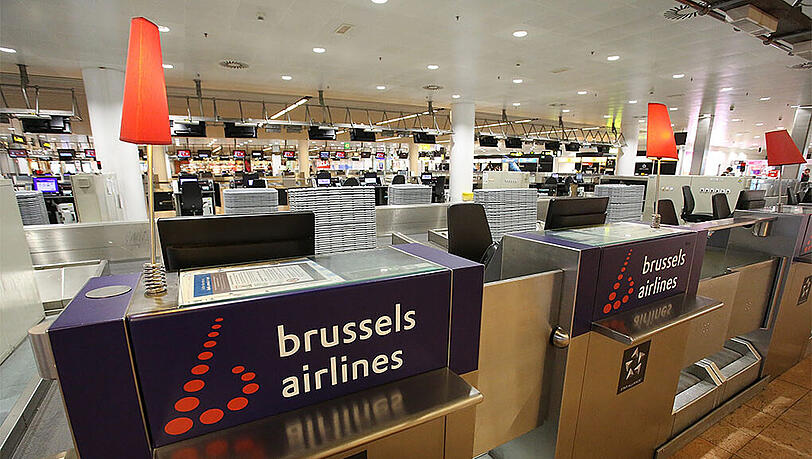 Ein Zeichen des Generalstreiks: Leere Check-In-Schalter am Flughafen. Ein Zeichen des Generalstreiks: Leere Check-In-Schalter am Flughafen.