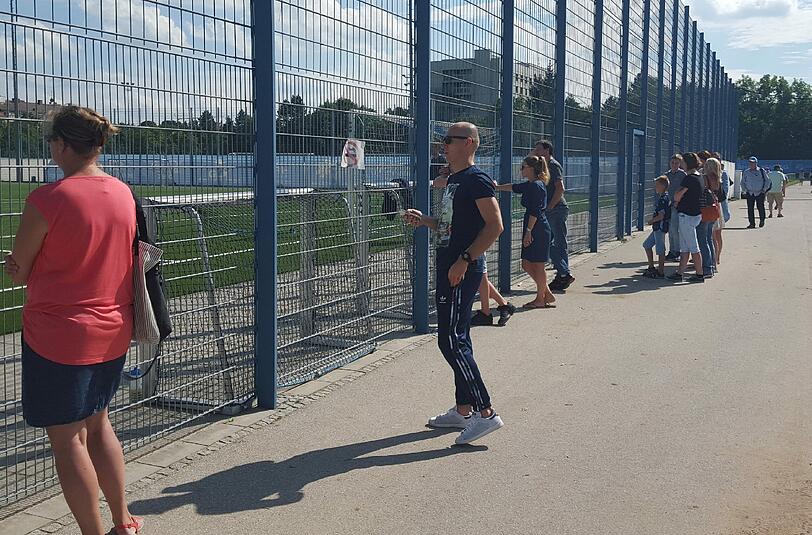 Bayerns Flügelspieler Arjen Robben schaute am Mittwoch bei den Löwen an der Grünwalderstraße vorbei. Die Bilder.