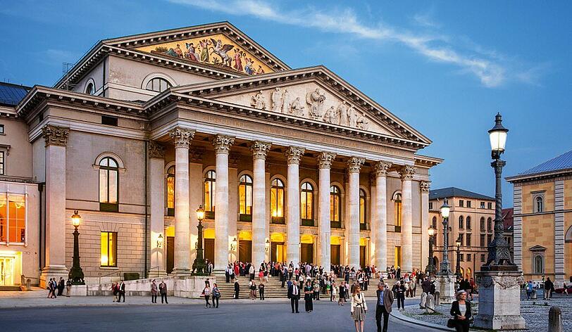 Am Münchner Max-Joseph-Platz steht eines der ältesten Opernhäuser der Welt.