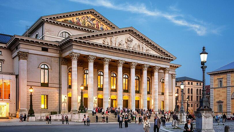 Am Münchner Max-Joseph-Platz steht eines der ältesten Opernhäuser der Welt.