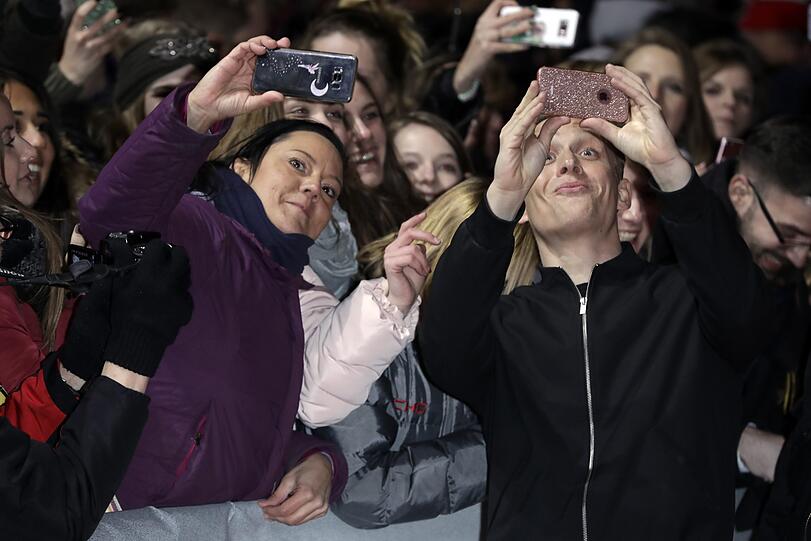 Matthias Schweighöfer macht Selfie mit den Fans.