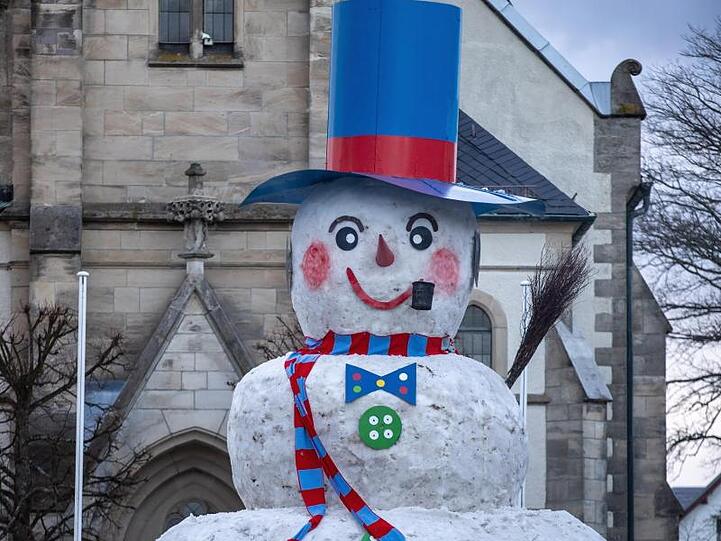 Der 9,4 Meter hohe Schneemann "Jakob" steht auf dem Marktplatz. Foto: Daniel Karmann/dpa