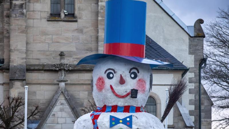 Der 9,4 Meter hohe Schneemann "Jakob" steht auf dem Marktplatz. Foto: Daniel Karmann/dpa Der 9,4 Meter hohe Schneemann "Jakob" steht auf dem Marktplatz. Foto: Daniel Karmann/dpa