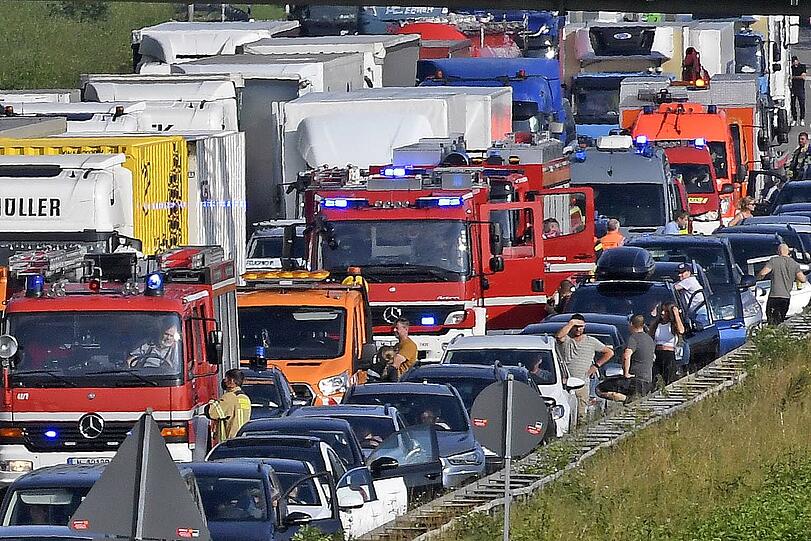 Kilometerlanger Stau auf der A99.