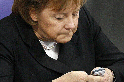 Wer wichtig ist, ist in ihrem Handy-Adressbuch: Die &bdquo;SMS&ndash;Kanzlerin&ldquo; Angela Merkel liebt elektronische Kurznachrichten.