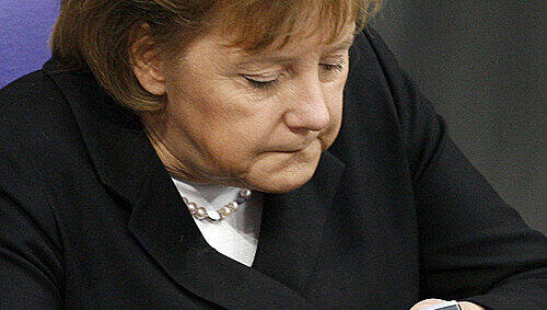 Wer wichtig ist, ist in ihrem Handy-Adressbuch: Die „SMS–Kanzlerin“ Angela Merkel liebt elektronische Kurznachrichten. Wer wichtig ist, ist in ihrem Handy-Adressbuch: Die „SMS–Kanzlerin“ Angela Merkel liebt elektronische Kurznachrichten.