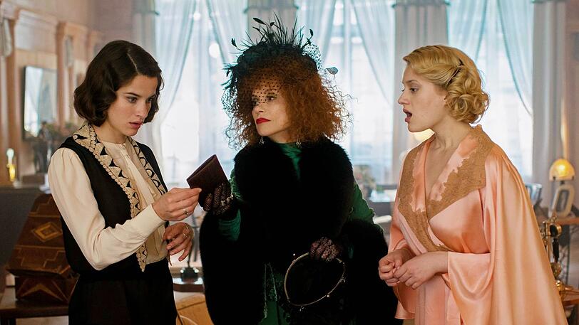 Pauline (Rebecca Marder, links), Odette (Isabelle Huppert) und Madeleine (Nadia Tereszkiewicz) begutachten ein Beweismittel.