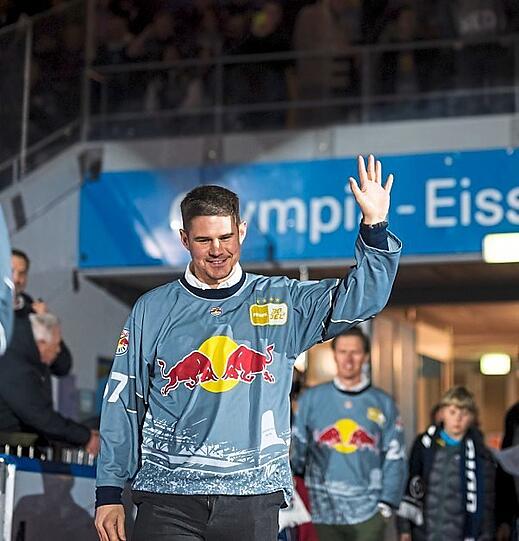 EHC-Idol Martin Buchwieser winkt in Richtung Nordkurve.
