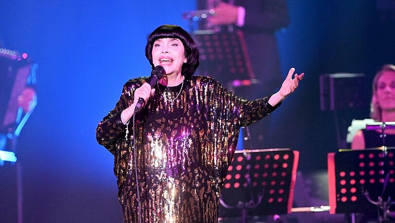 Mireille Mathieu auf der Bühne des Deutschen Theaters. Mireille Mathieu auf der Bühne des Deutschen Theaters.