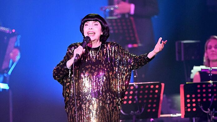 Mireille Mathieu auf der Bühne des Deutschen Theaters.