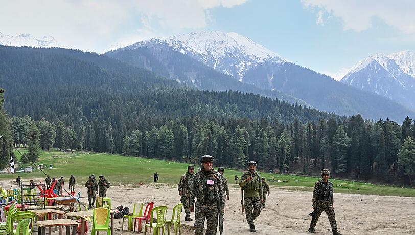 Indische Sicherheitskräfte in inspizieren den Ort eines militanten Angriffs auf Touristen in Pahalgam im indisch kontrollierten Kaschmir. (Foto Archiv)