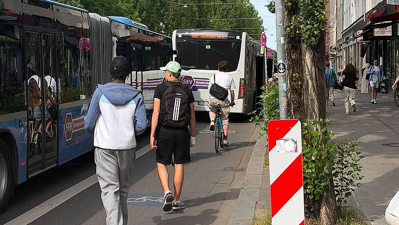 An der Lindwurmstraße ist eine Gefahrenstelle für Radfahrer und Fußgänger entstanden. An der Lindwurmstraße ist eine Gefahrenstelle für Radfahrer und Fußgänger entstanden.