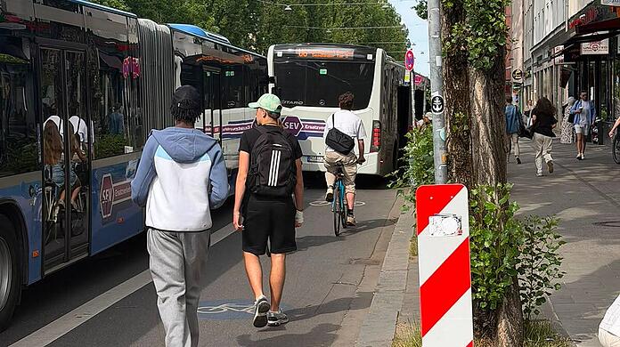 An der Lindwurmstraße ist eine Gefahrenstelle für Radfahrer und Fußgänger entstanden. An der Lindwurmstraße ist eine Gefahrenstelle für Radfahrer und Fußgänger entstanden.