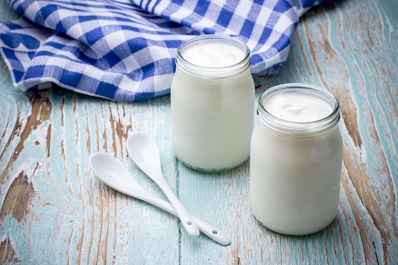 Joghurt ist gesund und lecker. Wenn Sie jetzt glauben, dass fettarmer Joghurt die noch bessere Alternative ist, dann haben Sie sich leider get&auml;uscht. Oft enth&auml;lt er noch mehr Zucker als die normale Variante. Au&szlig;erdem ist die Gefahr des Selbstbetrugs recht gro&szlig;: Wenn "fettarm" draufsteht, verputzt man gerne auch mal gr&ouml;&szlig;ere Mengen.