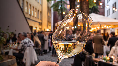 Wein, Beats und fr&auml;nkischer Genuss: Der Alte Hof in M&uuml;nchen`s Altstadt wird zum Treffpunkt des Wineclubbings.