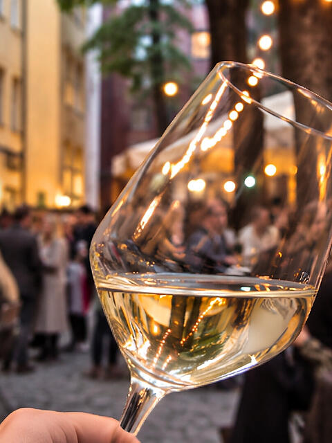 Wein, Beats und fr&auml;nkischer Genuss: Der Alte Hof in M&uuml;nchen`s Altstadt wird zum Treffpunkt des Wineclubbings.