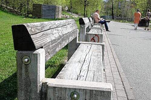 Nürnbergs Parkbänke sollen künftig Latten aus Tropenholz bekommen. Darum gibt es jetzt Streit.