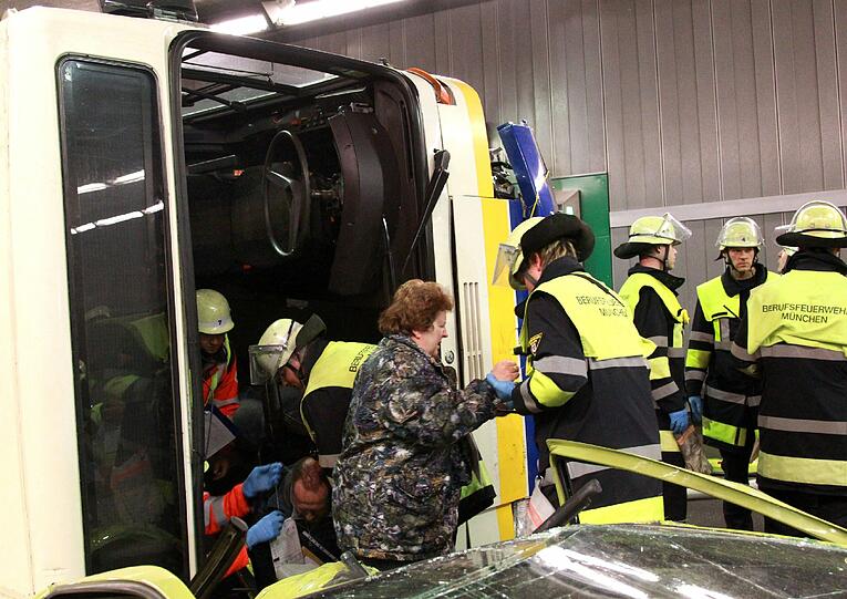 Ein schwerer Autounfall im Tunnel, klaffende Wunden, schreiende Verletzte: Rettungskräfte haben den Ernstfall im Richard-Strauss-Tunnel geprobt. Die AZ war dabei und hat den großen Übungseinsatz verfolgt.