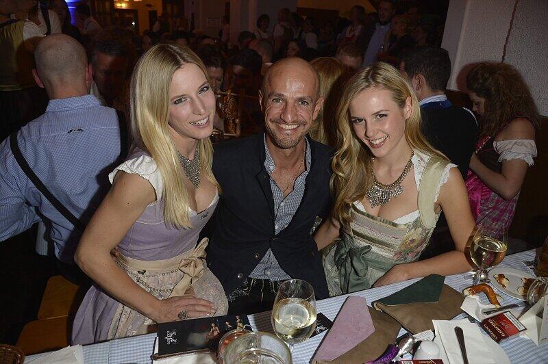 Auch dieses Jahr feierten 2.000 Gäste am Auftakt-Abend der Nacht der Tracht in Dirndl und Lederhosn ein rauschendes Fest im Löwenbräukeller! Bereits zum 12. Mal zapften die Veranstalter Wiesnwirt Christian Schottenhamel und Eventmanager Philip Greffenius beim traditionellen Anstich der Nacht der Tracht das erste Fass gekonnt mit nur zwei Schlägen an, und freuten sich über die gute Stimmung im Festsaal. Die Bilder!